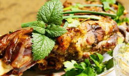 Friptură de miel cu sos de mentă. Un duo delicios pentru un prânz de duminică