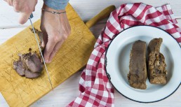 Limbă de porc (mâncare rece) cu ceapa şi măsline
