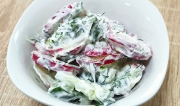 Salată de vară (roșii, castraveți, iaurt)