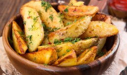 Cartofi cu rozmarin în tigaie