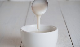 Cremă de cocos raw vegană - rețetă rapidă, fără coacere, sănătoasă și ușor de făcut
