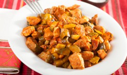 Mâncare de castraveți murați cu carne de porc