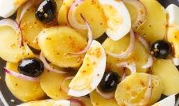 Salată orientală cu măsline, ouă și ceapă roșie