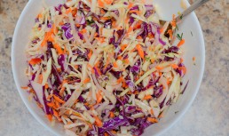 Salată de varză albă și roșie - rețeta grecească