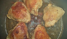 Pulpe de pui cu sos de usturoi și vin