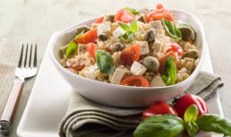 Salată de orez cu legume - colorată și plină de arome