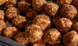 Chifteluțe din carne de porc cu susan