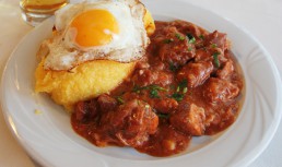 Tochitură cu carne de porc și pui