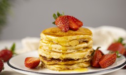 Clătite americane (pancakes) cu căpșuni în compoziție