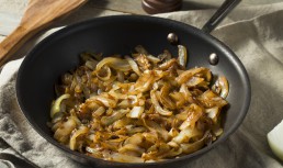 Ceapă caramelizată. Cum o faci crocantă și cum o folosești în rețete