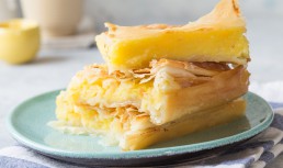 Plăcintă grecească cu cremă de lapte și griș - Galaktoboureko