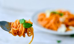 Spaghete bolognese cu ton - rețeta originală, ușor de făcut