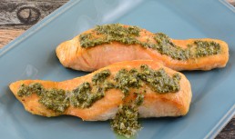 Somon cu sos pesto la cuptor