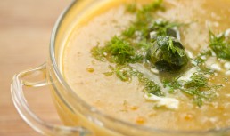 Supă de legume cu varză de bruxelles și smânână din caju (raw vegan)