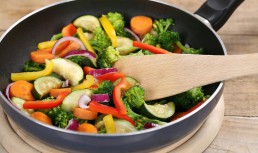 Legume la tigaie. Cum faci legume sote crocante fără să pierzi vitaminele