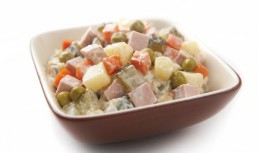 Salată boeuf cu parizer, pentru cei care vor să încerce ceva nonconformist