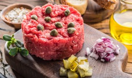 Biftec tartar - rețeta autentică pentru un aperitiv rafinat