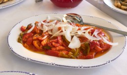 Salată de ardei copți cu roșii și usturoi