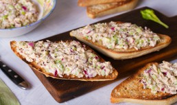 Salată de ouă cu ton - rețeta rapidă, gata în mai puțin de 15 minute