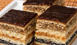 Prăjitură de casă cu foi fragede și trei umpluturi: mac, nucă și gem de caise