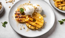 Ananas prăjit cu miere și înghețată