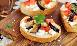 Crostini cu tofu și vinete. Un aperitiv sănătos, perfect pentru orice ocazie