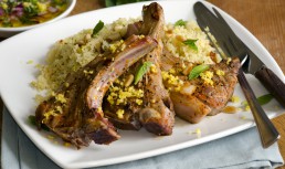 Cotlet de miel în crustă de ierburi aromate
