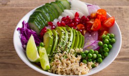Bol cu quinoa, avocado, rodie, roșii, mazăre, ridichi și varză roșie