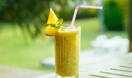 Smoothie cu kiwi și ananas