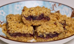 Prăjitură cu prune și nuci – rețetă tradițională, simplă și ușor de făcut