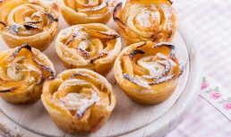 Trandafiri din aluat foietaj și mere