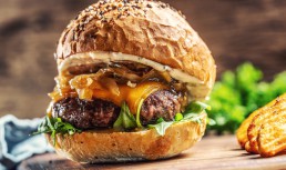 Burgeri cu ceapă caramelizată. Pur și simplu un spectacol culinar