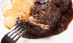 Obrăjori de porc cu vin și miere