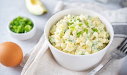 Salată de ouă cu avocado