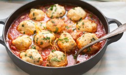 Chifteluțe de ricotta în sos de roșii