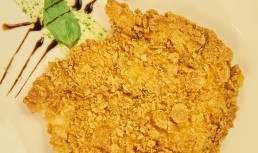 Snițele din piept de pui în crustă de fulgi de porumb