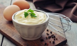 Maioneză cu ouă întregi. Se face în 2 minute cu doar 5 ingrediente simple
