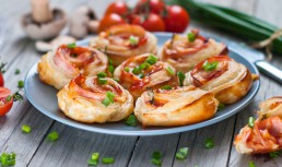 Rulouri delicioase cu brânză și șuncă