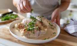 Pulpă de curcan în sos alb