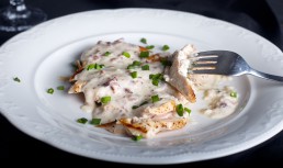 Piept de curcan cu sos gorgonzola