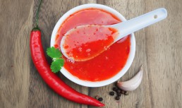 Sos de ardei iute cu usturoi – intens, aromat și ușor de făcut