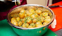 Cartofi noi condimentați la cuptor