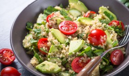 Salată de quinoa cu avocado, roșii cherry și feta