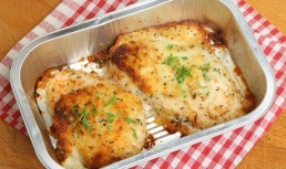 Piept de pui gratinat la cuptor, cu cașcaval și sos cremos