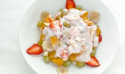 Salată de fructe cu iaurt