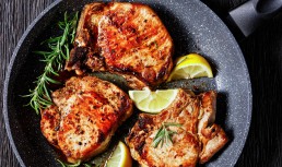 Cotlet de porc la tigaie, cu unt și ierburi aromatice