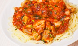 Tigaie caldă de ciuperci și pui. Simplu & rapid