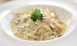 Tagliatelle cu somon afumat și cremă de brânză