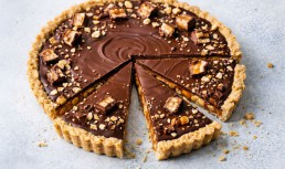 Tartă Snickers cu caramel sărat