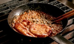 Pulpă de porc în sos de ceapă